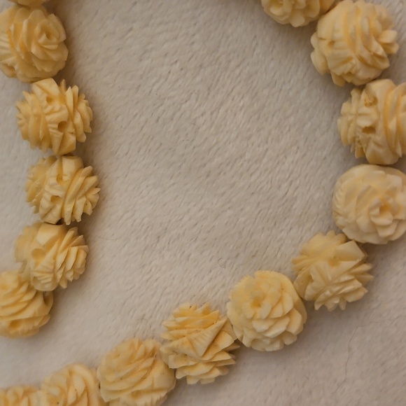 Antique Cream Carved Rose Celluloid Beaded Bridal Necklace - Picture 5 of 7